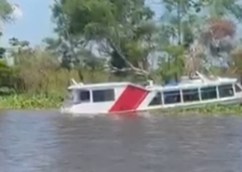 Lancha alaga durante travessia entre Manaus e Careiro da Várzea
