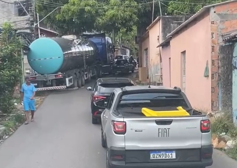 Vídeo: Carreta perde força em ladeira e fica travada no Coroado