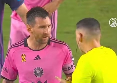 Messi perde a cabeça com árbitro por pênalti não marcado: 'Filho da p...'