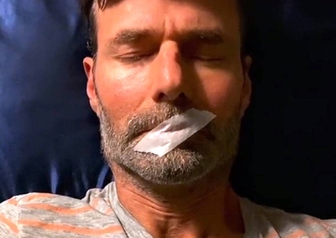 Viral na internet, dormir com fita adesiva na boca traz riscos à saúde