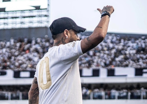 Torcedores fazem fila para personalizar camisa do Santos com nome de Neymar