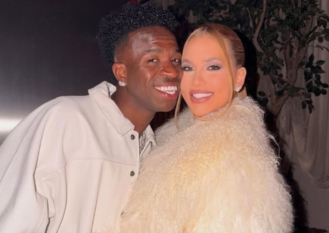 Vini Jr. celebra virada do ano em Madri ao lado de Virginia e amigos