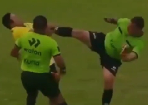 Árbitro chuta membro de comissão técnica durante jogo no Peru; vídeo