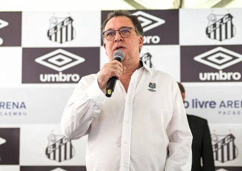 Presidente do Santos alfineta técnico: 'Treina, treina e toma gols'