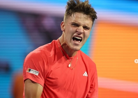 Tcheco de 19 anos impede 100º título da carreira de Djokovic; veja