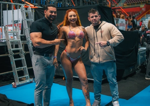 Ruivinha de Marte estreia no fisiculturismo na categoria biquíni