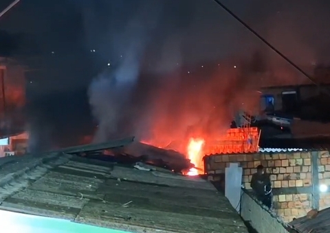 Casa pega fogo após curto em fiação de ar-condicionado em Manaus