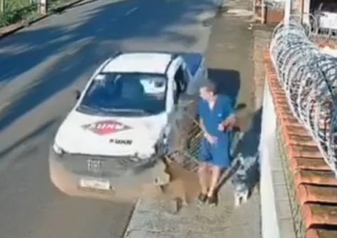 Idoso escapa por pouco de ser atropelado por carro desgovernado; vídeo