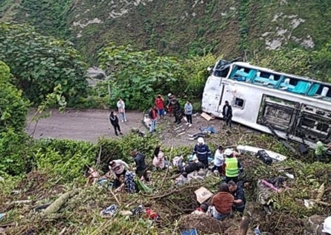 Ônibus cai em precipício nos Andes peruanos e deixa seis mortos