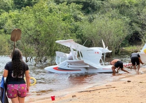 Vídeo: Avião cai próximo à Ponte Rio Negro; banhistas resgatam ocupantes 