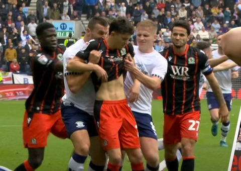 Jogador é suspenso por morder sobrinho de lenda do Livepool