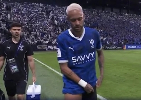 Neymar entra em campo no segundo tempo, sente a coxa e é substituído; vídeo