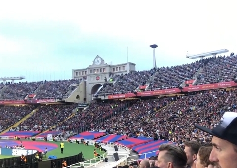 Torcedores de Barcelona e Atlético de Madrid provocam Vinicius Junior; vídeo