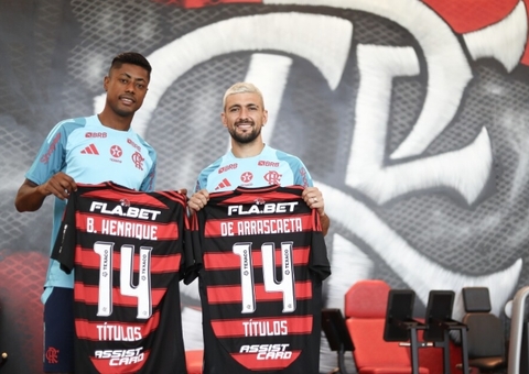 Recordistas de títulos, Arrascaeta e Bruno Henrique são homenageados no Flamengo