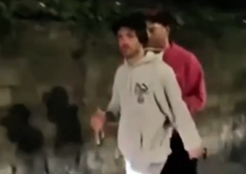 Jogador do Manchester City é flagrado bêbado em saída de bar; vídeo