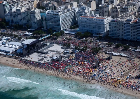 Megaestrutura do show de Lady Gaga é desmontada em Copacabana