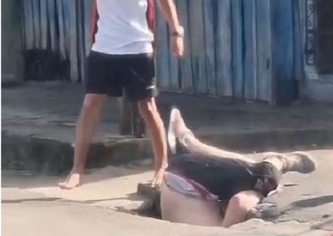 Homem leva surra enquanto está preso de ponta-cabeça em bueiro em Manaus; vídeo