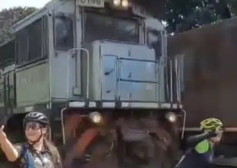 Ciclista tenta fazer selfie e quase tem cabeça esmagada por trem; vídeo
