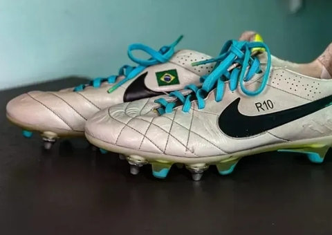 Chuteira de Ronaldinho na final da Libertadores pelo Galo vai a leilão