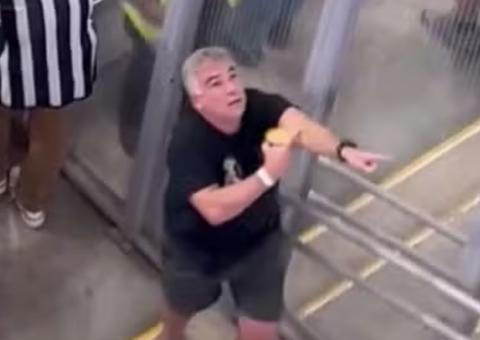 Vídeo: torcedor do Atlético-MG faz gestos racista contra torcida do Flamengo