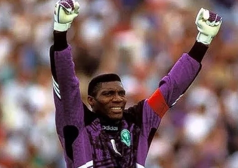 Morre goleiro que recusou trono de rei para jogar a Copa pela Nigéria