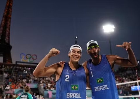 Evandro e Arthur amassam adversários holandeses e avançam às quartas no vôlei de praia