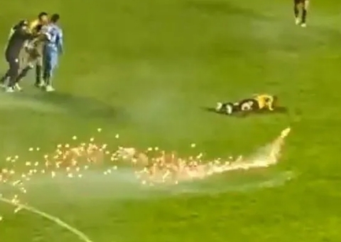 Rojão da torcida acerta jogador durante partida na Bolívia; vídeo