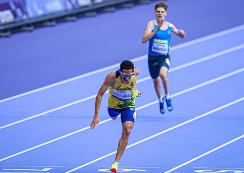 Bartolomeu Chaves se joga na chegada e leva prata nos 400m do atletismo