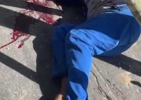 Galho de árvore cai e fere entregador na zona leste de Manaus; vídeo