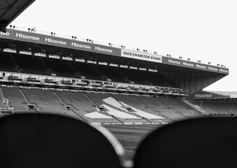Torcedor do Leeds morre no estádio em jogo contra o Manchester United