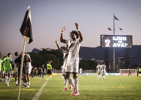 Vasco marca no fim, bate Vitória e emenda 4º jogo invicto no Brasileirão