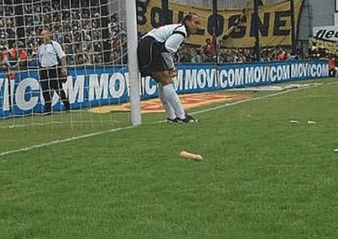 Cabeça de porco e pênis de borracha: relembre objetos atirados em campo