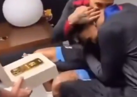 Raphinha dá celular banhado a ouro para Yamal após prêmio