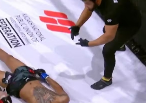 Árbitro ignora lutador apagado e manda adversário continuar; vídeo