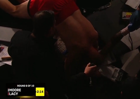 Lutador vence cinturão após ser jogado para fora do ringue; vídeo