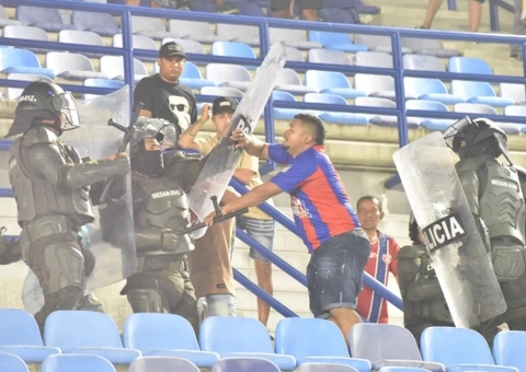 Torcida invade campo em jogo na Colômbia e técnico é agredido