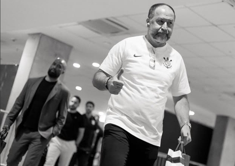 Corinthians protocola mais um pedido de impeachment contra Augusto Melo