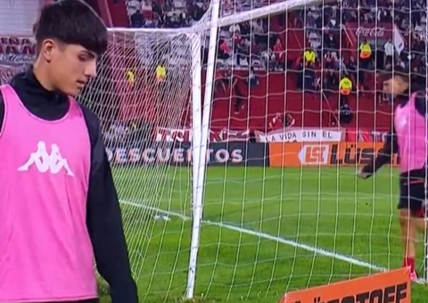 Goleiro acusa gandulas de roubo em jogo do Campeonato Argentino; vídeo