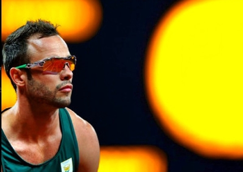 Atleta condenado por matar a namorada compete em triátlon após 12 anos