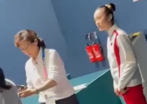 Vídeo mostra árbitra chinesa com medalha após prova em que Rebeca foi 4ª colocada