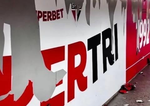 Torcedores do Santos vandalizam estação de metrô com imagens do São Paulo