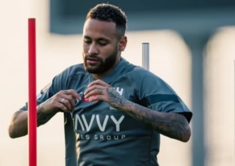 Neymar mostra treino com bola e diz que 'está perto de voltar'
