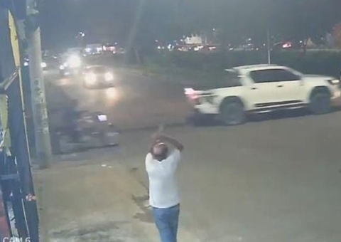 Vídeo mostra momento em que motociclista é atingido por pick-up na Av. Passarinho; veja