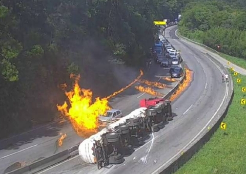 Caminhão com carga de álcool tomba em rodovia e fogo atinge dezenas de carros