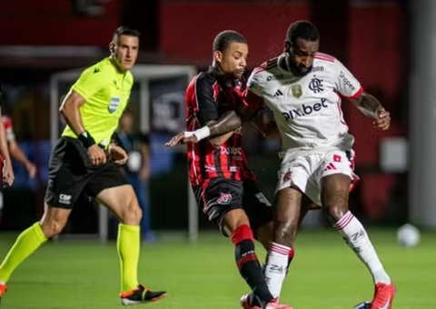 Flamengo derrota o Vitória no Barradão e ganha a primeira no Brasileiro