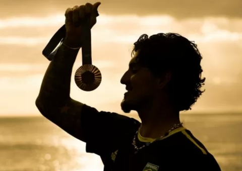 Gabriel Medina e Tati Weston-Webb viajam para Paris e serão homenageados