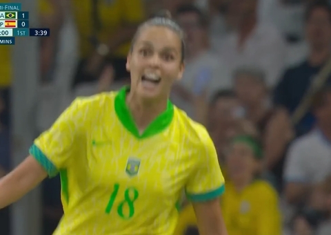 Goleira da Espanha pede desculpas por falha e reclama de brasileiras