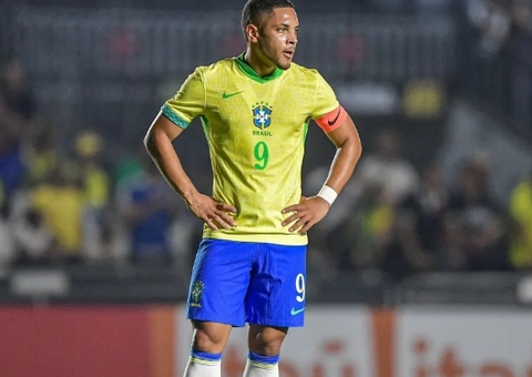 Vitor Roque desabafa após saída do Barcelona