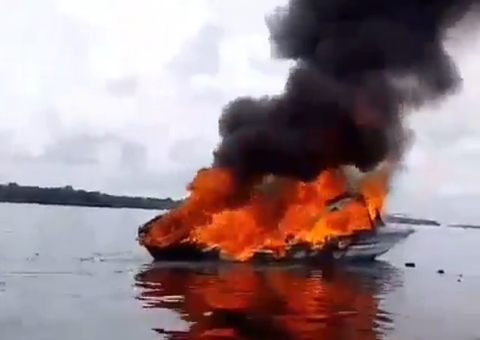 "Perdi tudo", diz dono de lancha de passeio que pegou fogo no Amazonas