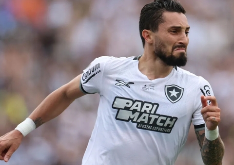 Alex Telles revela que quase não foi para Botafogo: 'Eu iria para o Porto'